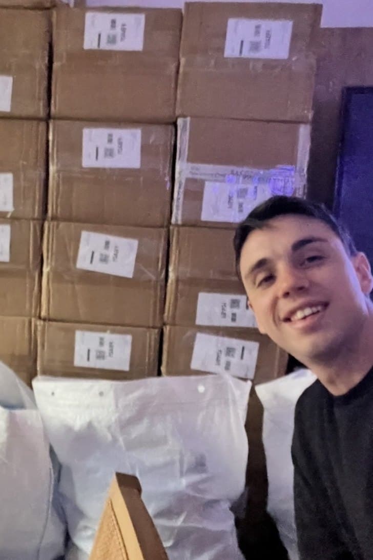 Nehuen Otero en el depósito de Refilo, con la mercadería